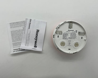 Farenhyt IDP-HEAT-HT-W thermal sensor heat detector with digital temperature display and mounting bracket.
